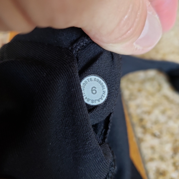 SOLD - LULULEMON Energy Strappy Sports Bra Incognito Black Camo ** Size 6 ** - Picture 5 of 5